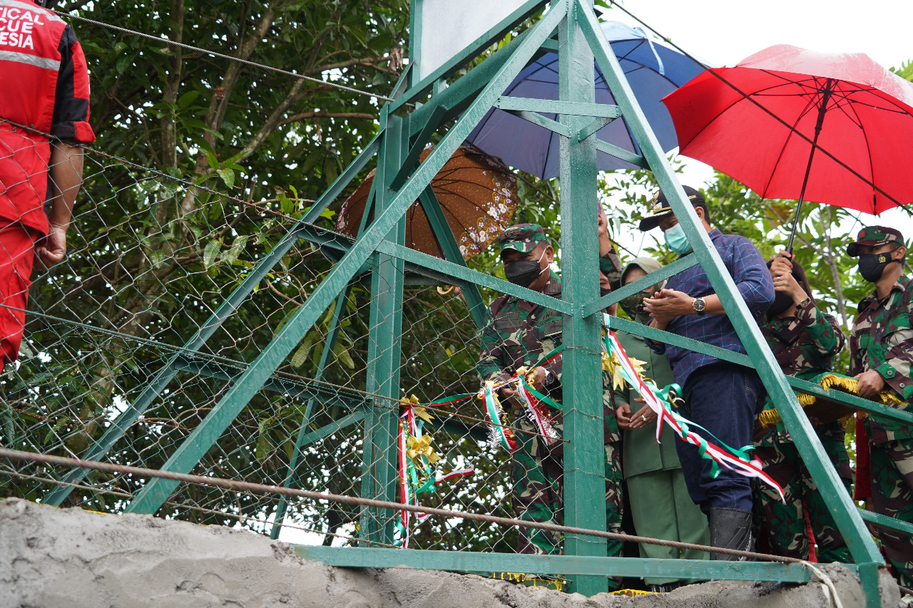 Danrem 062/Tn Mendampingi Pangdam III/Slw Meresmikan Jembatan Gantung Siliwangi 1 Desa Karangbungur